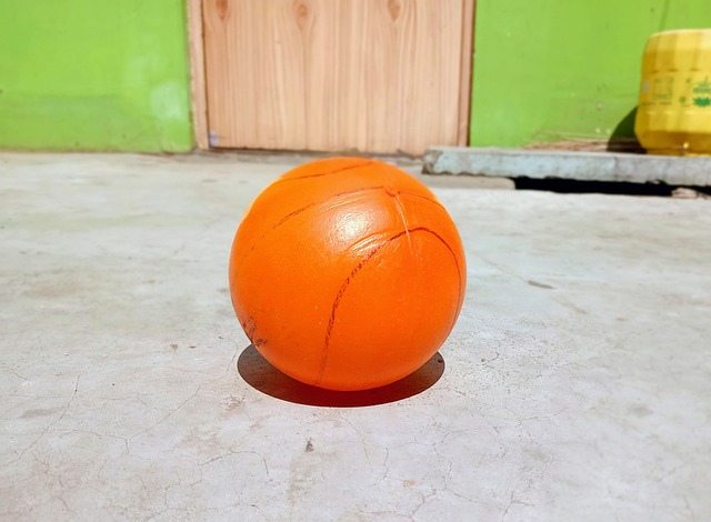 球星赛后把奖杯给队友，太暖心